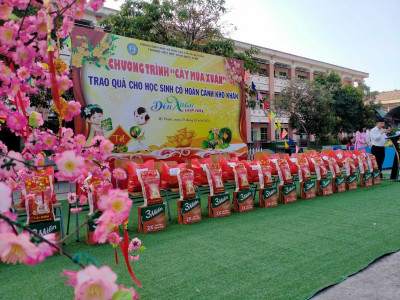 trao quà 3 optimized