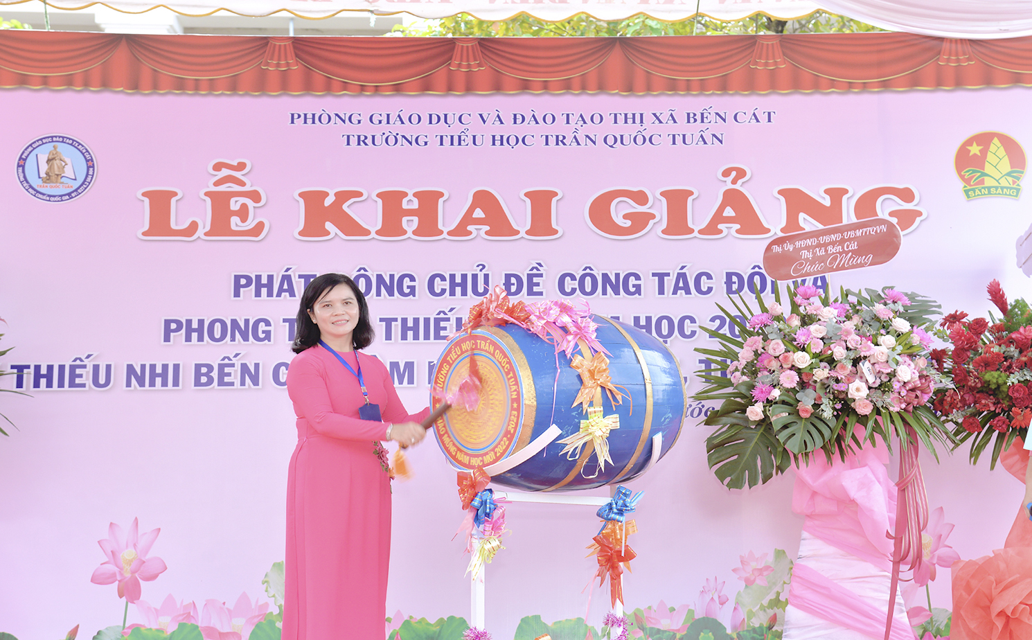 Cô Hiệu trưởng đánh hồi trống khai trường NH 2022-2023