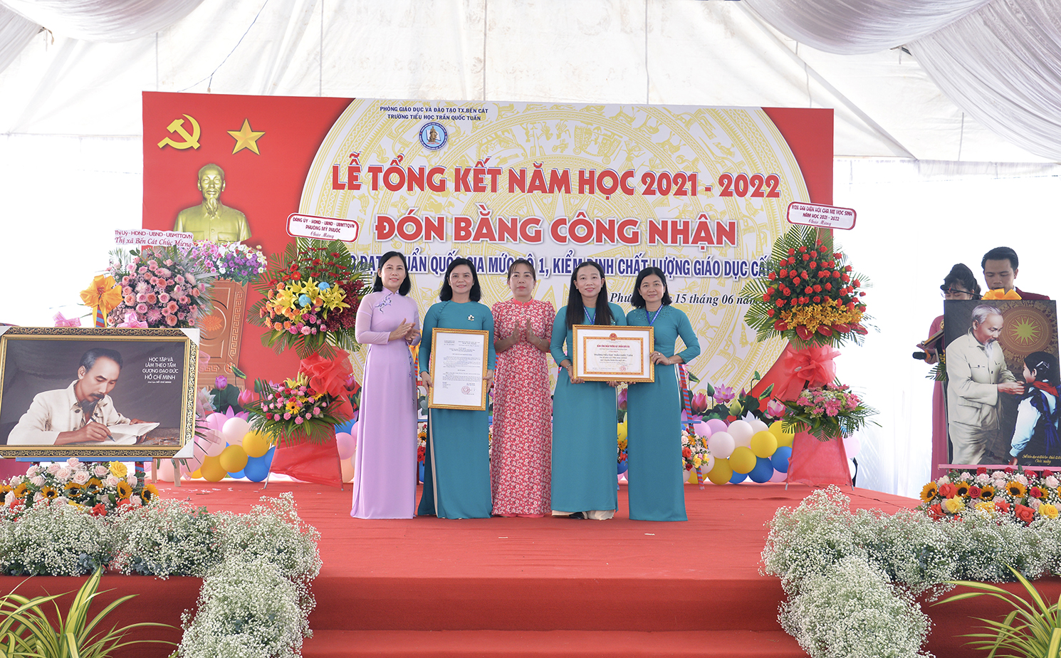 Lãnh đạo trao bằng công nhận trường chuẩn cấp độ 1