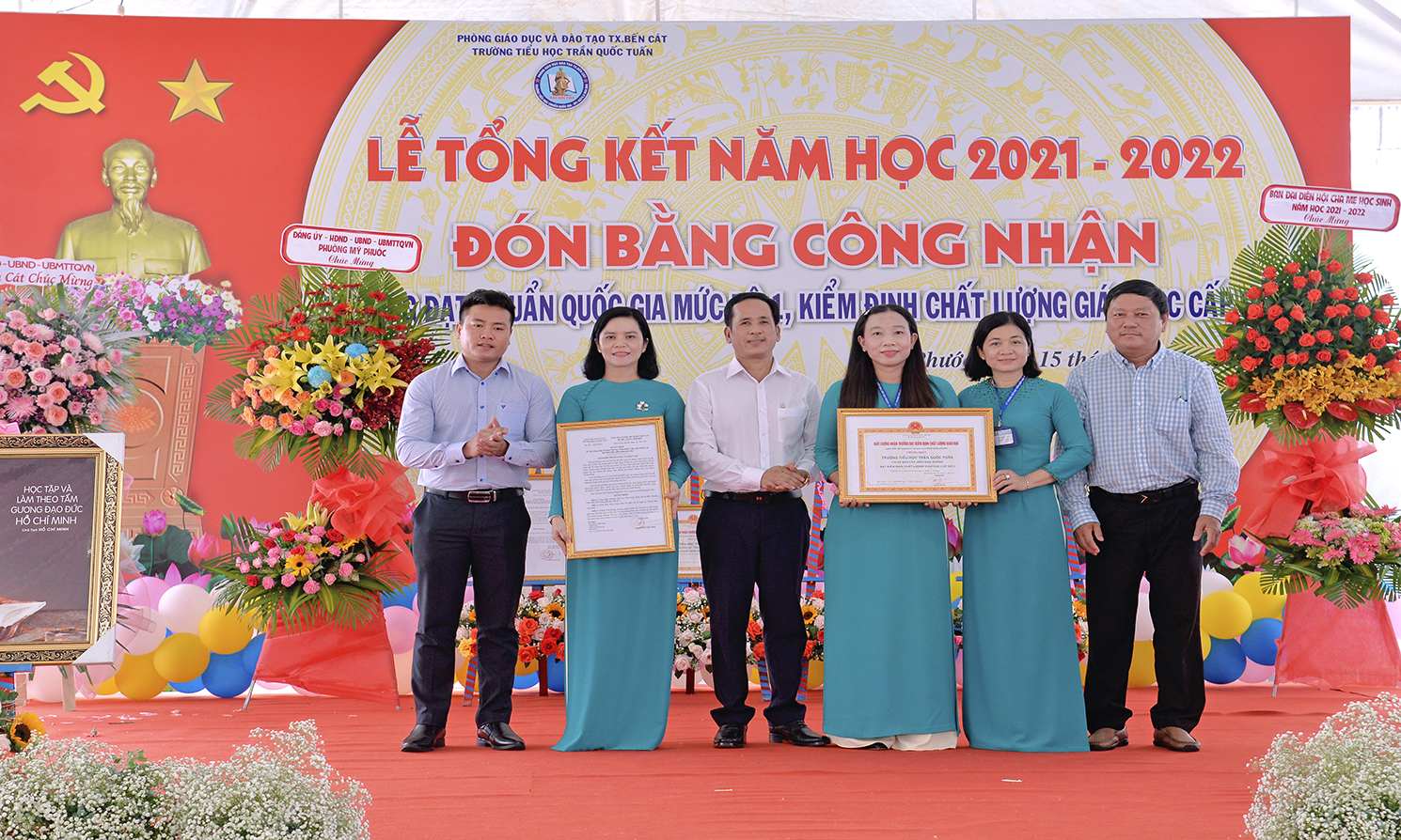 Lãnh đạo trao công nhận cấp độ giáo dục