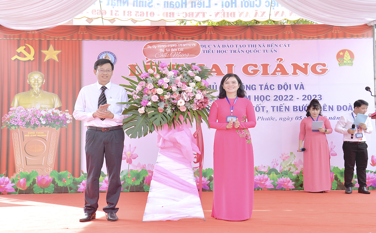 Lãnh đạo TX trao hoa Lễ Khai giảng