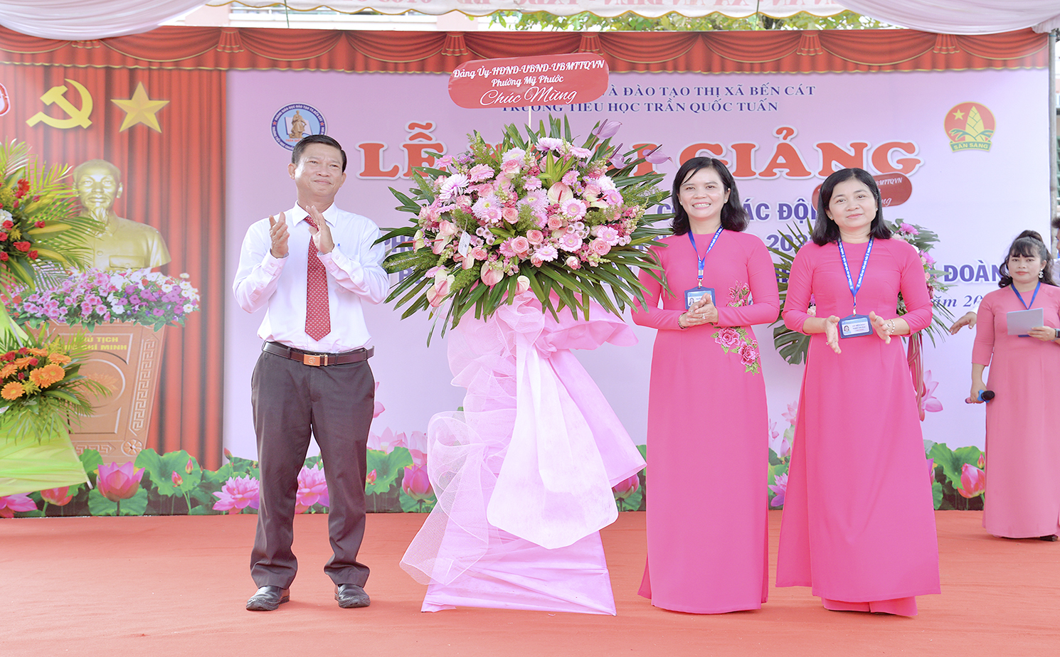 Lãnh đạo phường Trao hoa Lễ Khai giảng