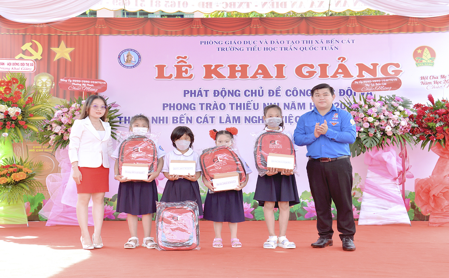 Phát động chủ đề NH 2022-2023 và trao HB