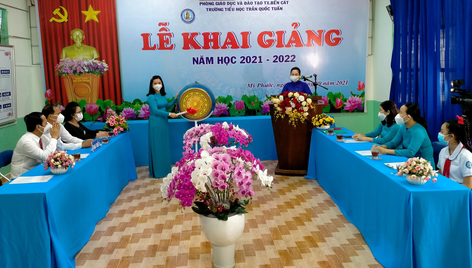 Cô Hiệu trưởng đánh trống khai trường NH 2021-2022